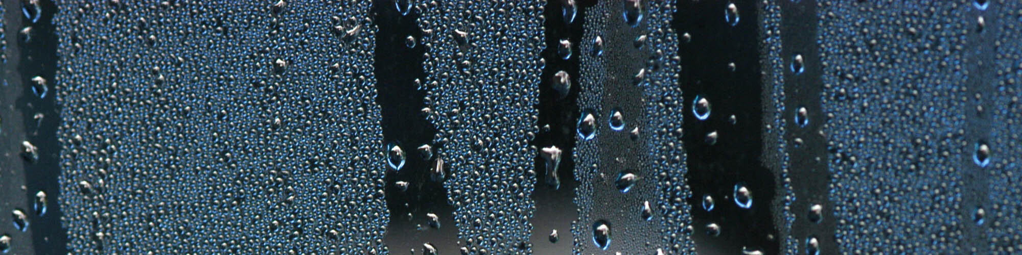 Glasscheibe auf der Wassertropfen perlen